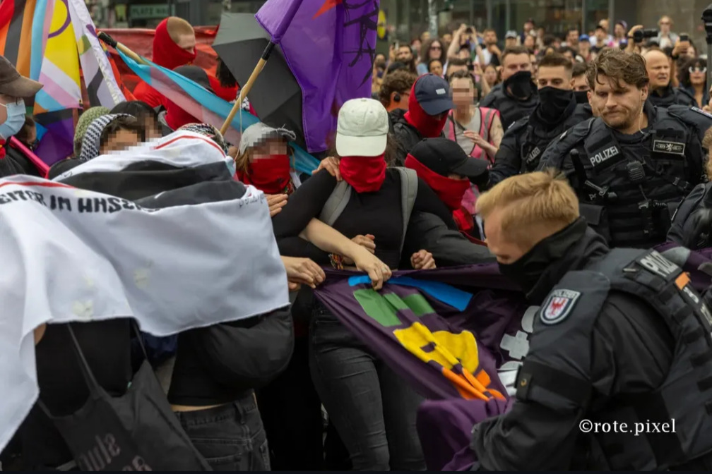 Wut, Solidarität und Repression auf der Internationalist Queer Pride Berlin